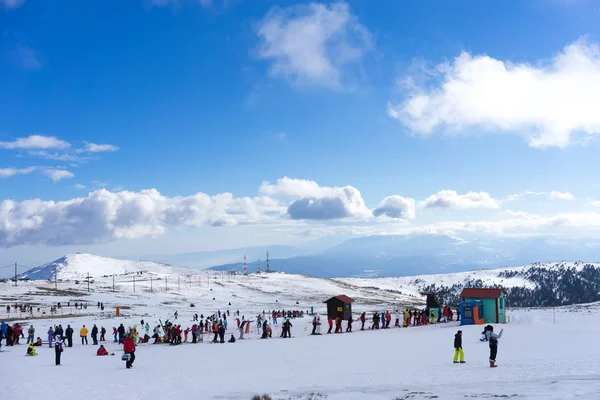 Skidåkare njuta av snön på Kaimaktsalan skidcenter, i Grekland. Rec — Stockfoto