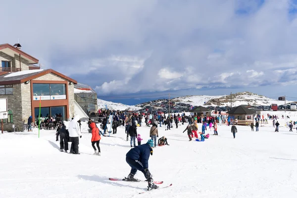 Лыжники наслаждаются снегом в горнолыжном центре Каймакцалан, в Греции. Rec — стоковое фото