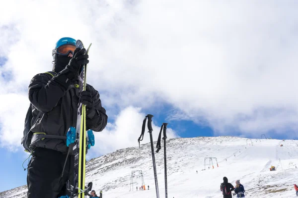 Os esquiadores apreciam a neve no centro de esqui Kaimaktsalan, na Grécia. Rec — Fotografia de Stock