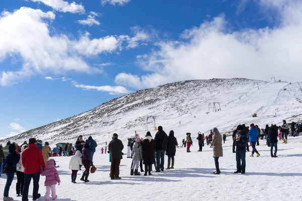 Skiërs genieten van de sneeuw op Kaimaktsalan ski center, in Griekenland. REC — Stockfoto