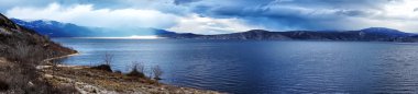Bir dağ ile moody gökyüzü güzel manzara panoramik görüntüsü