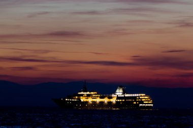 Gün batımında ışıkları ile gemi