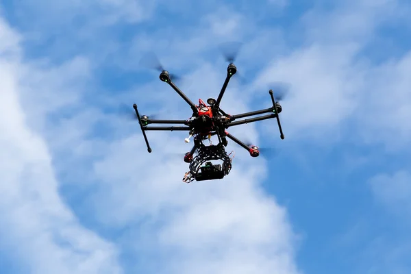 DJI S900 drone in flight with a mounted sony A7  Edition digital — Stock Photo, Image