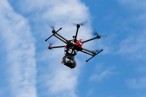 DJI S900 drone in flight with a mounted sony A7  Edition digital — Stock Photo, Image