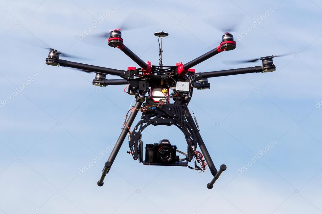 DJI S900 in flight with a mounted sony A7 Edition digital – Stock Editorial Photo © vverve #62715291