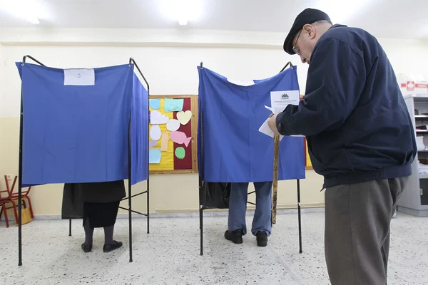 総選挙 2015 年の世論調査にギリシャの有権者の頭 — ストック写真