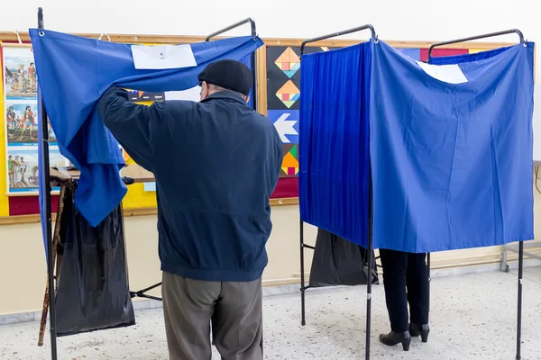 Votantes griegos se dirigen a las urnas para las elecciones generales 2015 — Foto de Stock