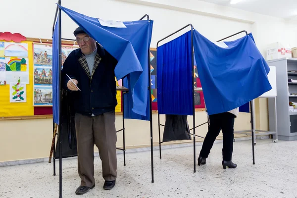 Gli elettori greci si dirigono ai sondaggi per le elezioni generali 2015 — Foto Stock