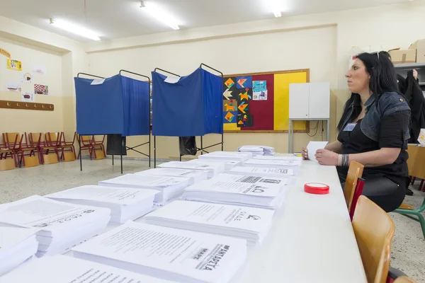 Κεφάλι Έλληνες ψηφοφόροι στις κάλπες για τις γενικές εκλογές του 2015 — Φωτογραφία Αρχείου