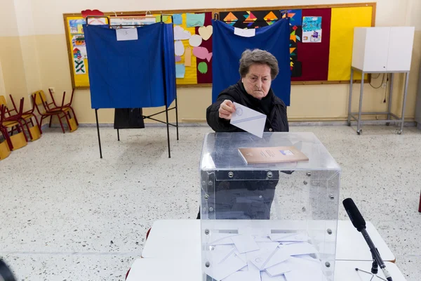 Votantes griegos se dirigen a las urnas para las elecciones generales 2015 — Foto de Stock