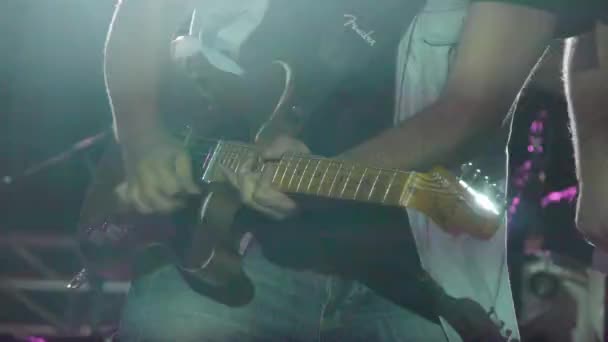 Gitar bir konserde canlı eylem — Stok video