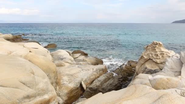 Vourvourou kayalarda ile plaj. Halkidikya, Yunanistan — Stok video