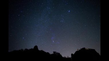 Gece gökyüzü hızlandırılmış yıldız, Meteora Yunanistan