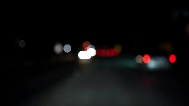 Semáforos nocturnos desenfocados — Vídeo de stock