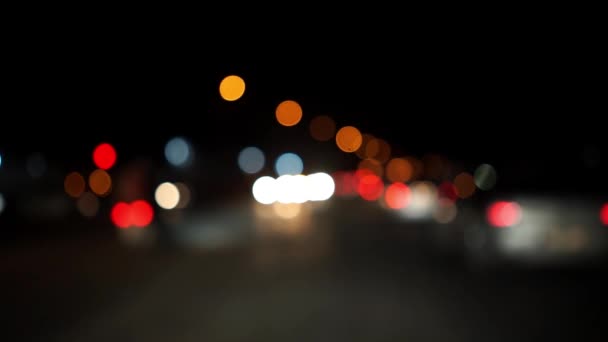 Розфокусовані нічні світлофори — стокове відео