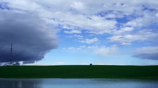 Grüne Wiese und wolkenverhangener Himmel — Stockvideo