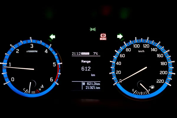 Hinterleuchtete Spurweiten eines Automobils. blau glühende Messgeräte mit einem Hauch — Stockfoto