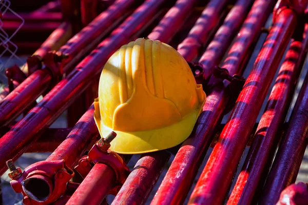 Yellow hardhat on construction site — Stock Photo, Image