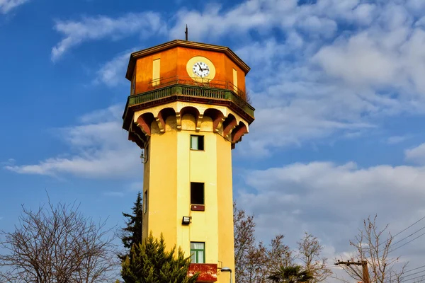 Antigua torre con gran reloj en la plaza Halastra en thessaloni — Foto de Stock