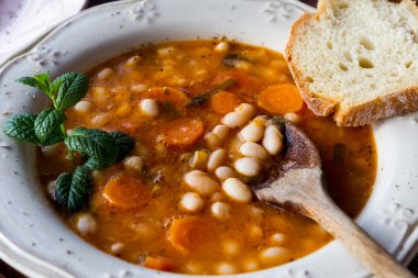 Tabak fasulye çorbası ile. Seçici odak