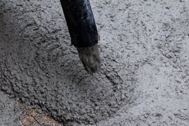 Kaldırımın yükseltilmesi sırasında çimento dökülüyor