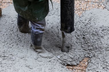 Kaldırımın yükseltilmesi sırasında çimento dökülüyor