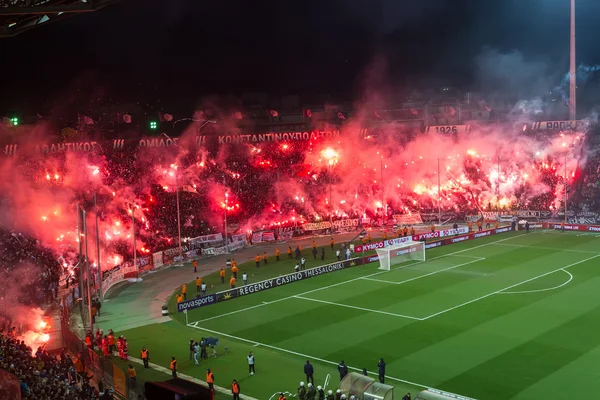 Paok vs olympiacos griechischer superleague — Stockfoto