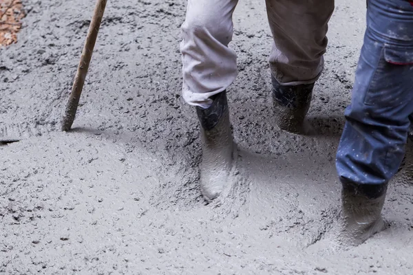 Verter cemento durante la actualización de la acera — Foto de Stock