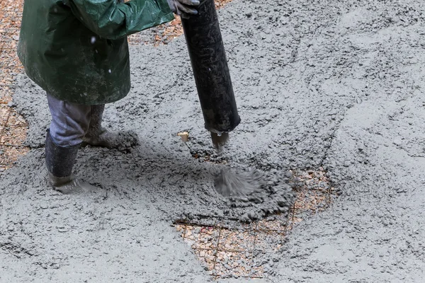 Verter cemento durante la actualización de la acera — Foto de Stock