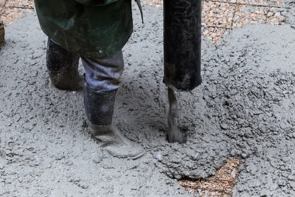Verter cemento durante la actualización de la acera — Foto de Stock