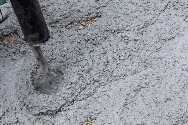 Nalévání cementu při aktualizaci chodníku — Stock fotografie