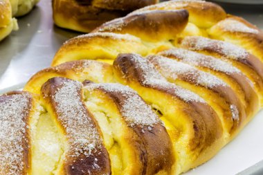 Tatlı börek ekmek yaymak reçel ile