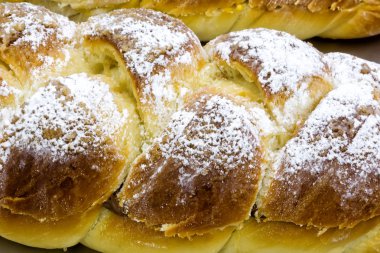 Tatlı börek ekmek yaymak çikolata ile