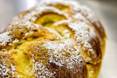 Tatlı börek ekmek yaymak reçel ile