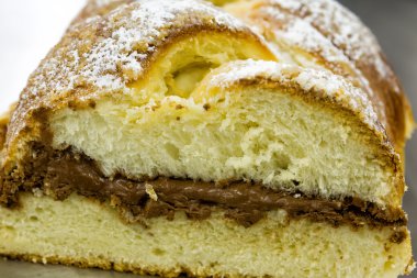 Tatlı börek ekmek yaymak çikolata ile