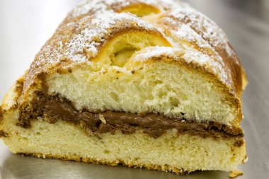 Tatlı börek ekmek yaymak çikolata ile