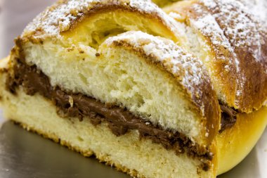 Tatlı börek ekmek yaymak çikolata ile