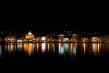 Mytilene şehir manzaralı geceleri denizden