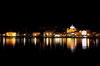 Mytilene şehir manzaralı geceleri denizden