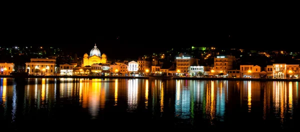 Mytilene stad uitzicht vanaf de zee bij nacht — Stockfoto