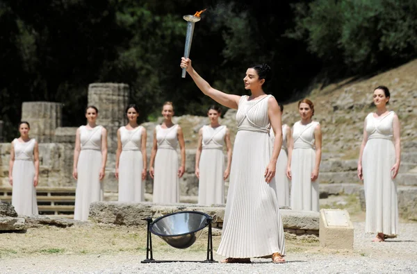 Somma Sacerdotessa, la fiamma olimpica durante l'illuminazione della Torcia cera — Foto Stock