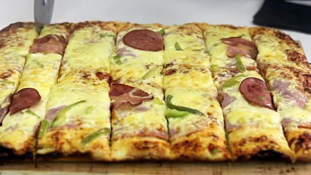 Közelkép a friss készült pizza vágó görgővel — Stock videók