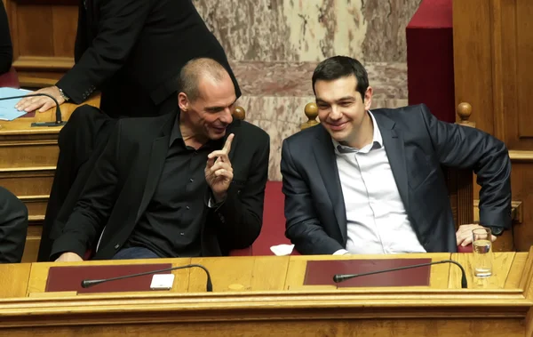 Alexis Tsipras talks with Finance Minister Yanis Varoufakis — Stock Photo, Image