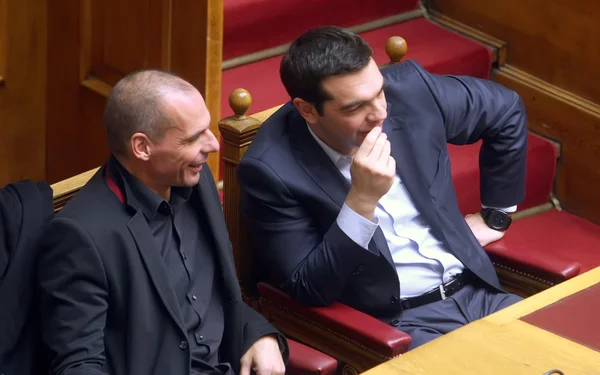 Alexis Tsipras talks with Finance Minister Yanis Varoufakis — Stock Photo, Image