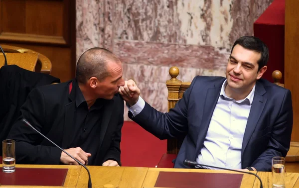 Alexis Tsipras talks with Finance Minister Yanis Varoufakis — Stock Photo, Image