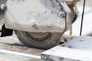 İşçi çalışıyor, kesme mermer kesici