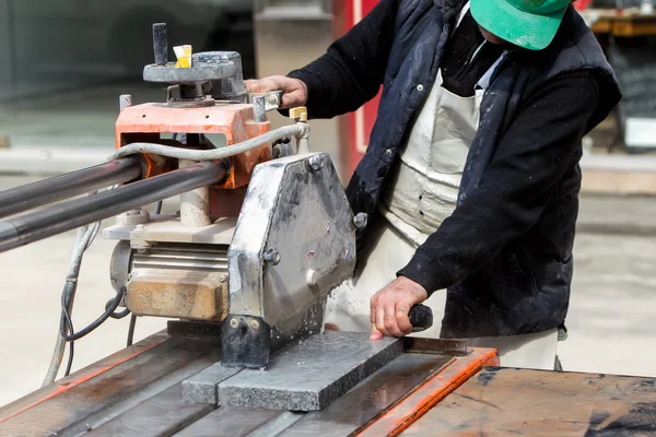 I lavoratori stanno lavorando, tagliando taglierina di marmo — Foto Stock