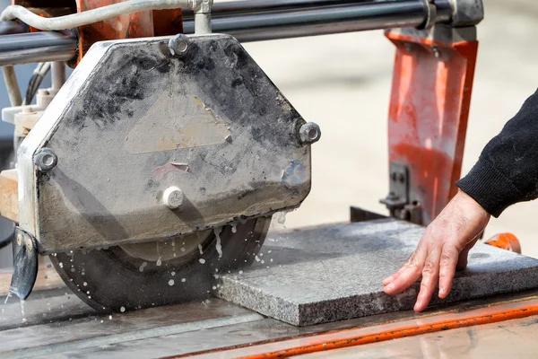 Workers are working, cutting marble cutter — Stock Photo, Image