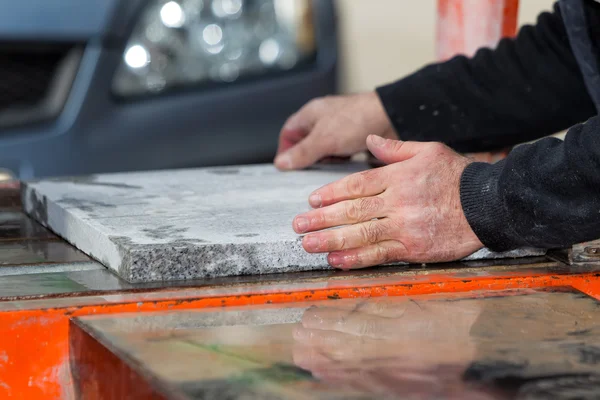 İşçi çalışıyor, kesme mermer kesici