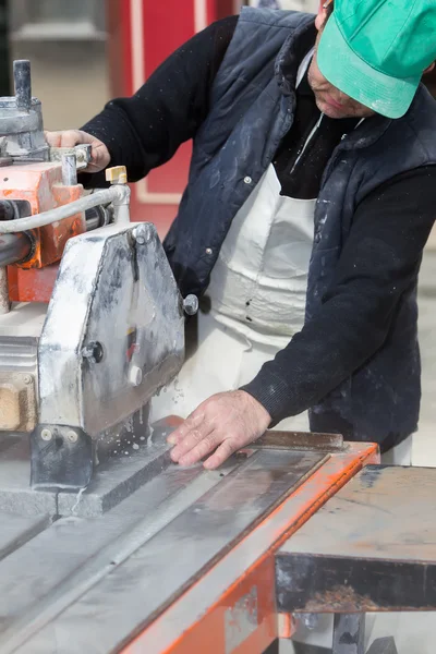 I lavoratori stanno lavorando, tagliando taglierina di marmo — Foto Stock